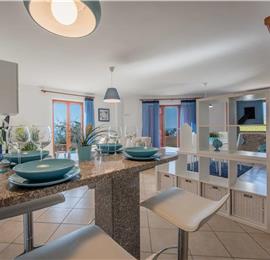 4 bedroom with pool and panoramic sea views near Serrento, sleeps 10